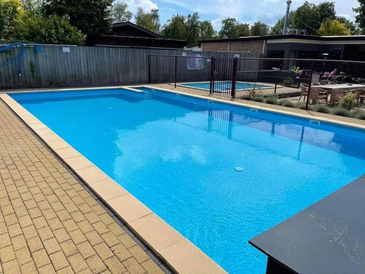 Luxe gerenoveerde L-chalet Putten Buitenkant foto