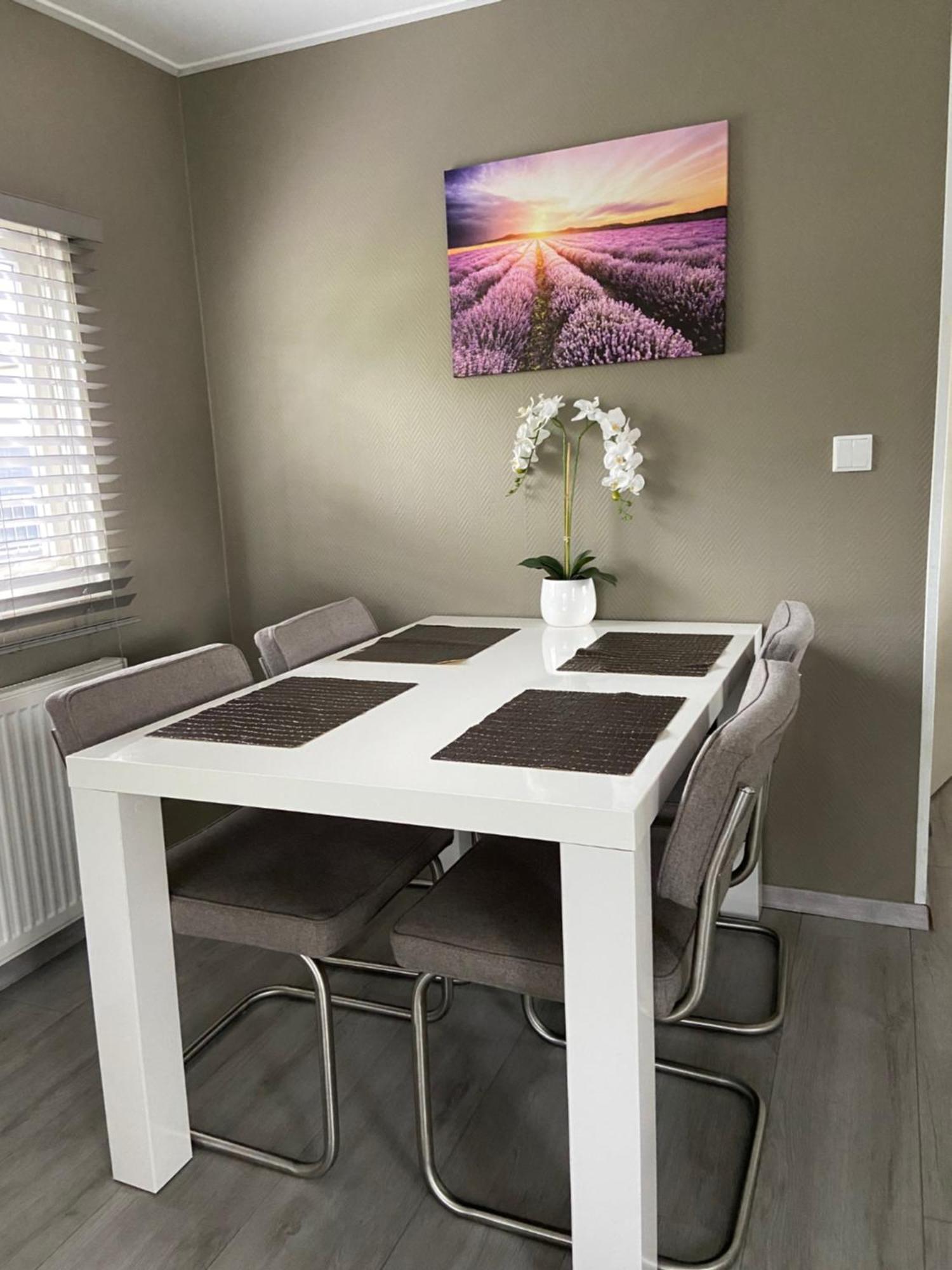Luxe gerenoveerde L-chalet Putten Buitenkant foto