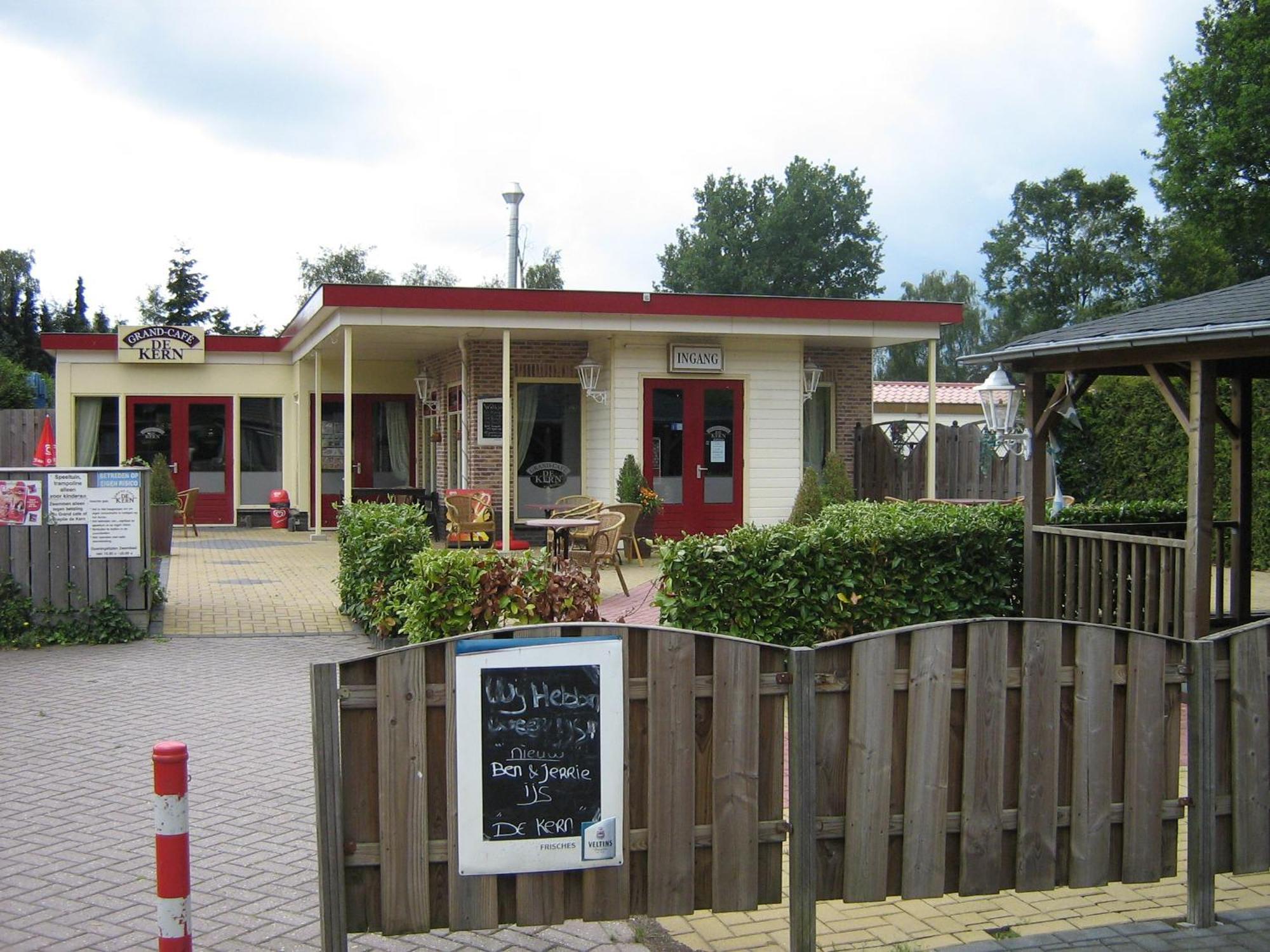 Luxe gerenoveerde L-chalet Putten Buitenkant foto