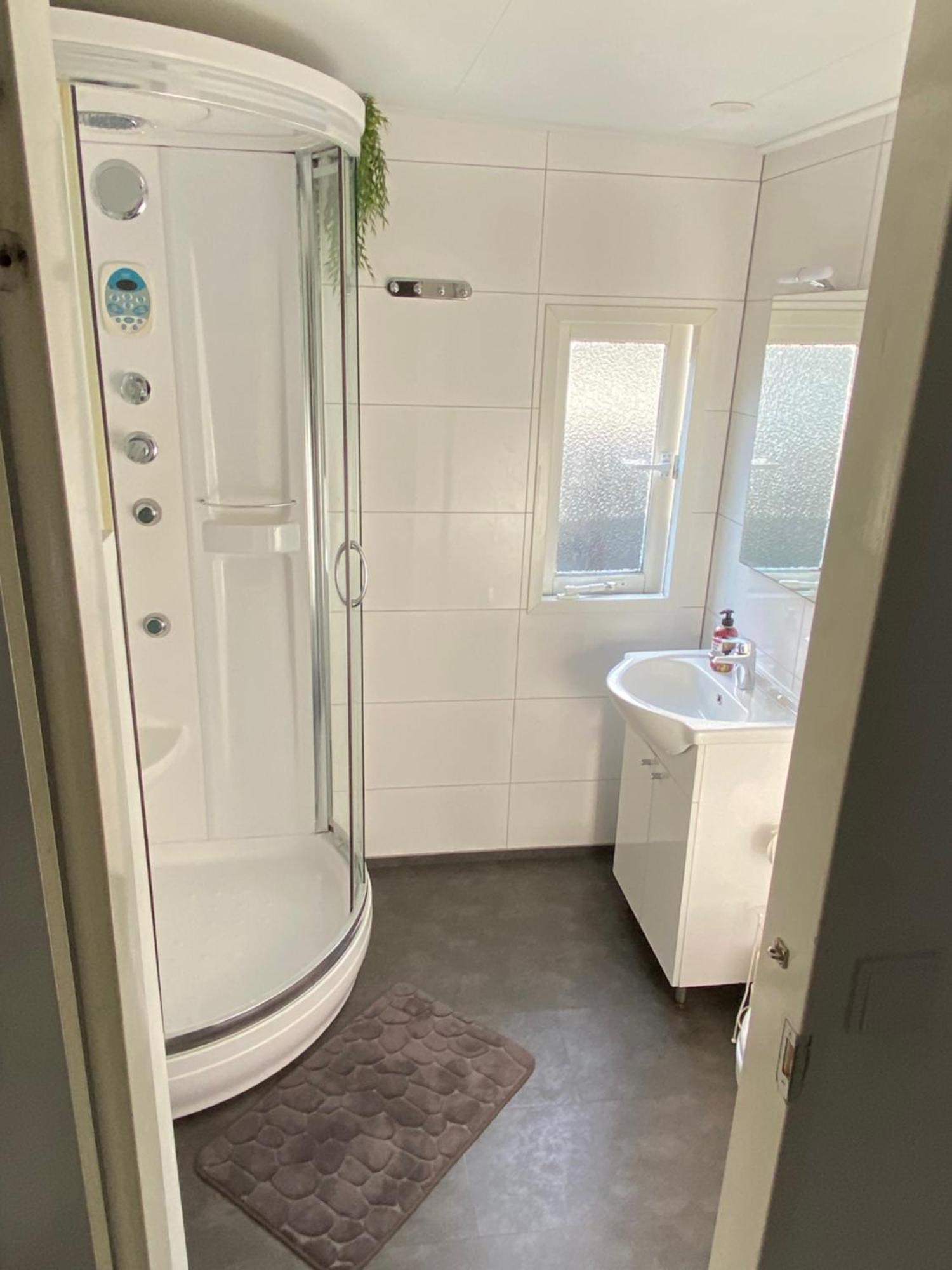 Luxe gerenoveerde L-chalet Putten Buitenkant foto